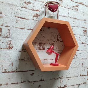 Raft de perete din lemn in forma hexagonala Carnival mic corai