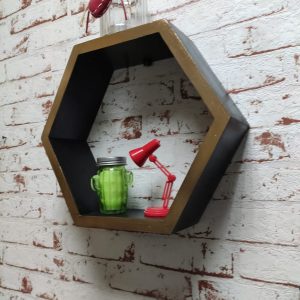 Raft de perete din lemn in forma hexagonala Carnival mediu negru/auriu