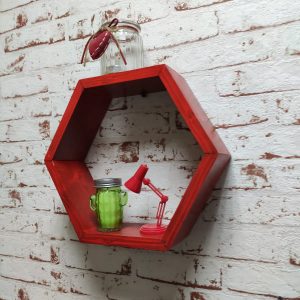 Raft de perete din lemn in forma hexagonala Carnival mic rosu