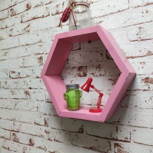 Raft de perete din lemn in forma hexagonala Carnival mic roz