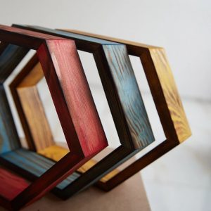 Set 3 rafturi de perete din lemn, in forma hexagonala, cu prindere ascunsa, Carnival, tricolor, 37,5 x 32,5 x 9,5 cm