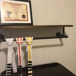 Cuier in stil industrial cu raft, Finningley, 60x25x20 cm, negru/nuc