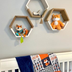 Set 3 rafturi de perete din lemn, in forma hexagonala, cu prindere ascunsa, 2Face, nuc/alb, 37,5 x 32,5 x 9,5 cm