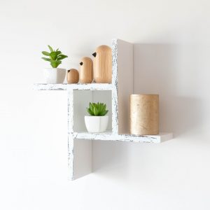Raft de perete din lemn, Spriral Wood, alb antichizat, 30x30x9.4 cm